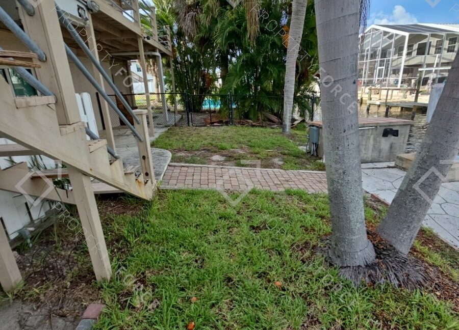 Is_the_landscaping_maintained17